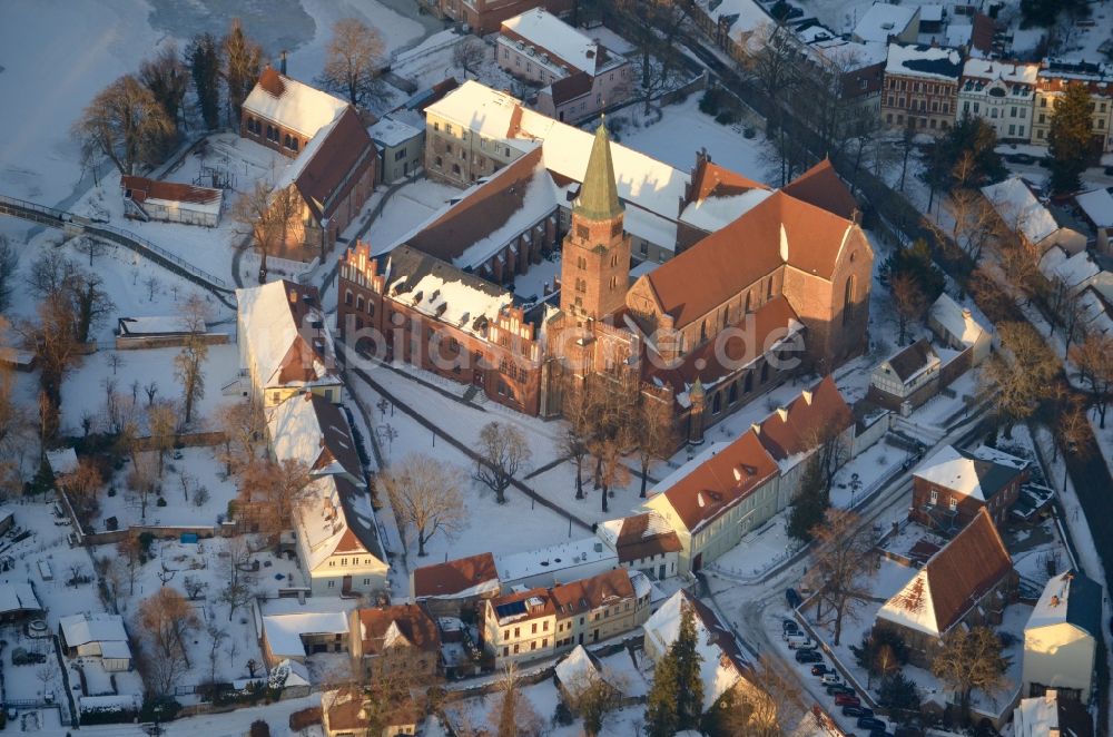 Luftaufnahme Brandenburg an der Havel - Winterluftbild Kirchengebäude Dom in Brandenburg an der Havel im Bundesland Brandenburg, Deutschland