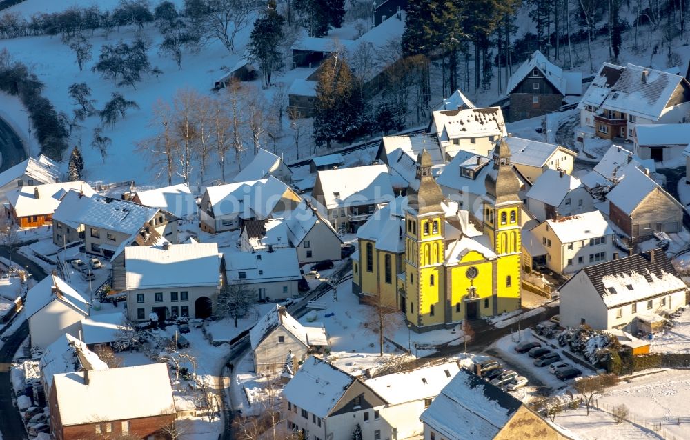 Luftbild Marsberg - Winterluftbild Kirchengebäude Dom Maria-Magdalena im Ortsteil Padberg in Marsberg im Bundesland Nordrhein-Westfalen