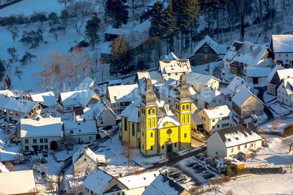 Luftaufnahme Marsberg - Winterluftbild Kirchengebäude Dom Maria-Magdalena im Ortsteil Padberg in Marsberg im Bundesland Nordrhein-Westfalen