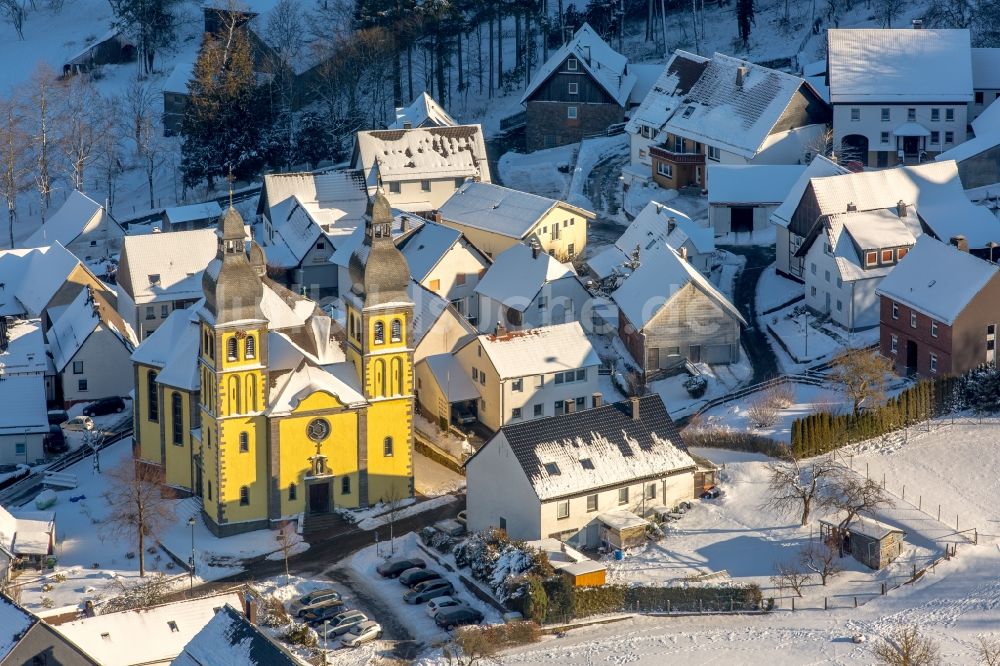 Marsberg von oben - Winterluftbild Kirchengebäude Dom Maria-Magdalena im Ortsteil Padberg in Marsberg im Bundesland Nordrhein-Westfalen