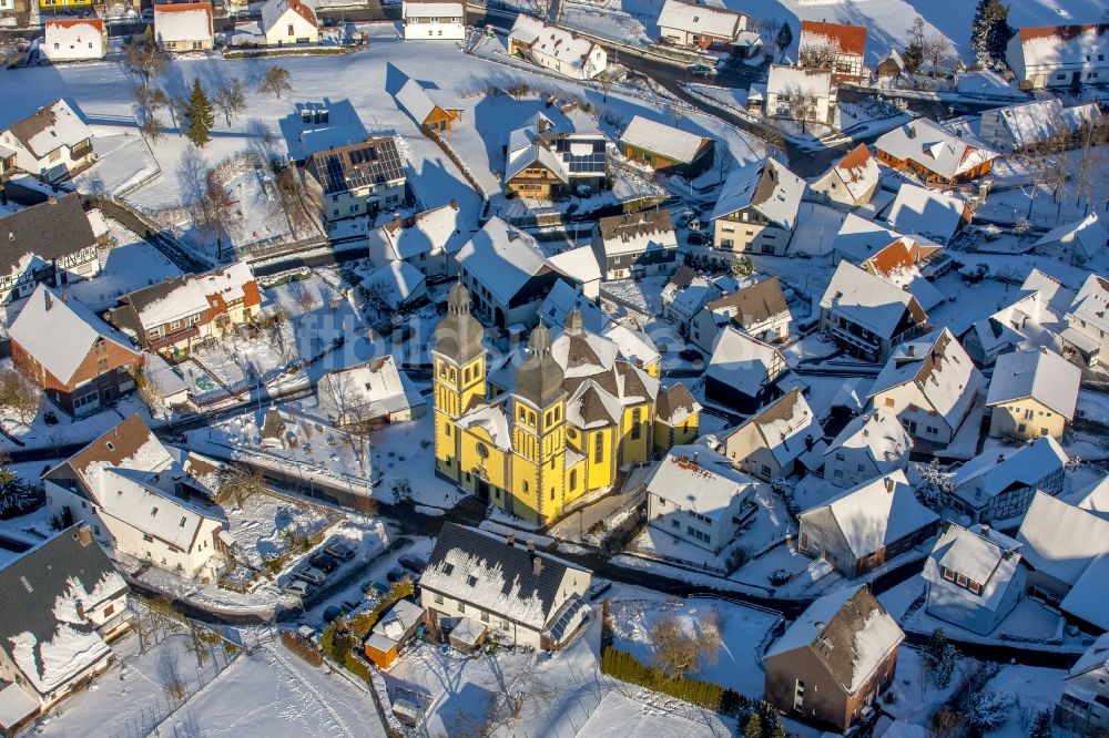 Marsberg aus der Vogelperspektive: Winterluftbild Kirchengebäude Dom Maria-Magdalena im Ortsteil Padberg in Marsberg im Bundesland Nordrhein-Westfalen