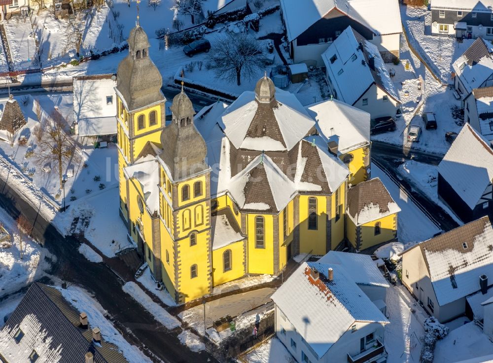 Luftbild Marsberg - Winterluftbild Kirchengebäude Dom Maria-Magdalena im Ortsteil Padberg in Marsberg im Bundesland Nordrhein-Westfalen