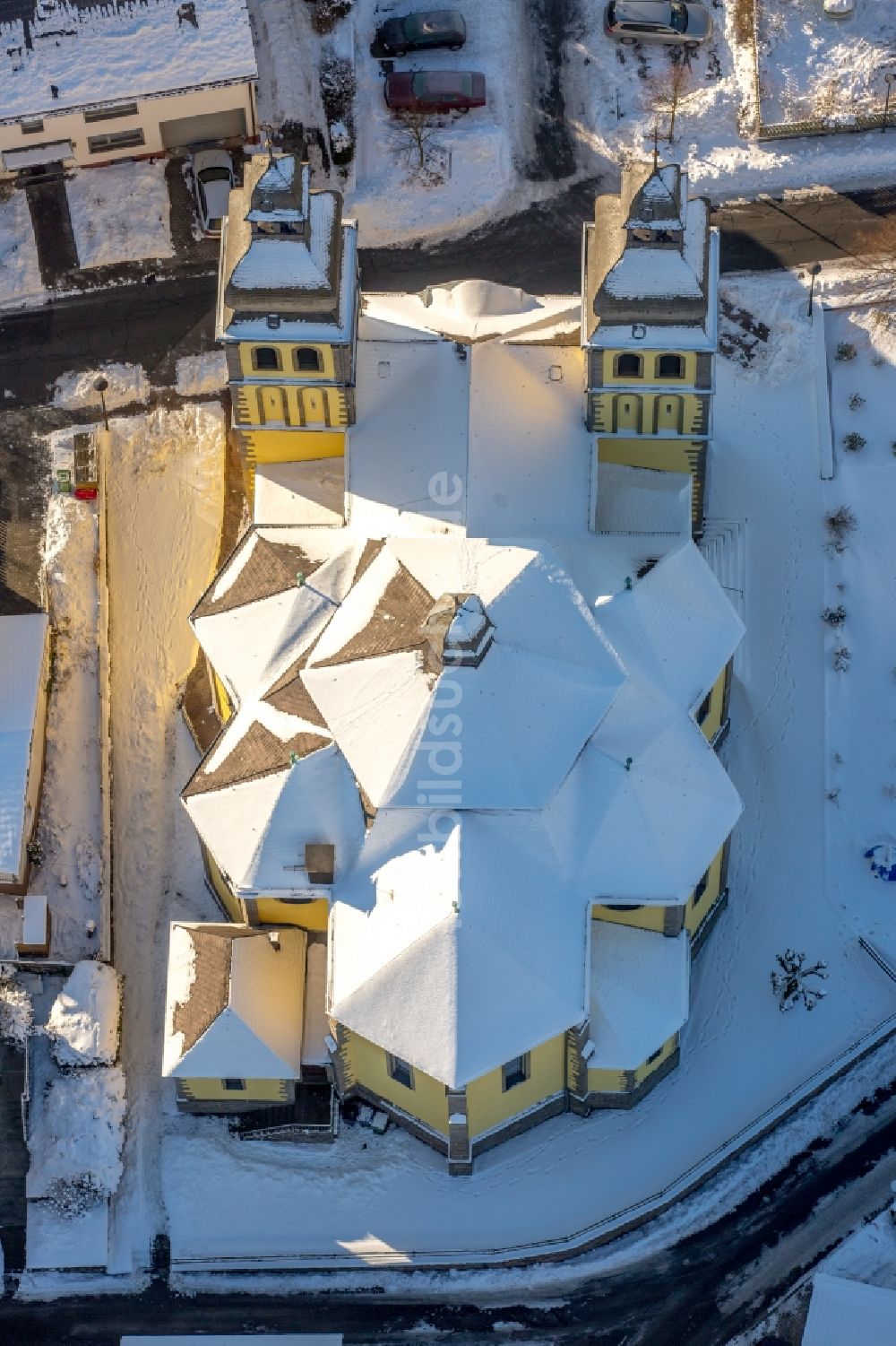 Luftaufnahme Marsberg - Winterluftbild Kirchengebäude Dom Maria-Magdalena im Ortsteil Padberg in Marsberg im Bundesland Nordrhein-Westfalen