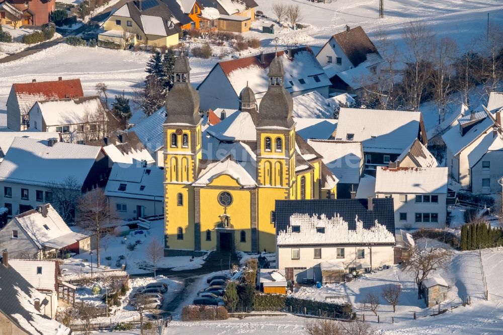 Marsberg von oben - Winterluftbild Kirchengebäude Dom Maria-Magdalena im Ortsteil Padberg in Marsberg im Bundesland Nordrhein-Westfalen