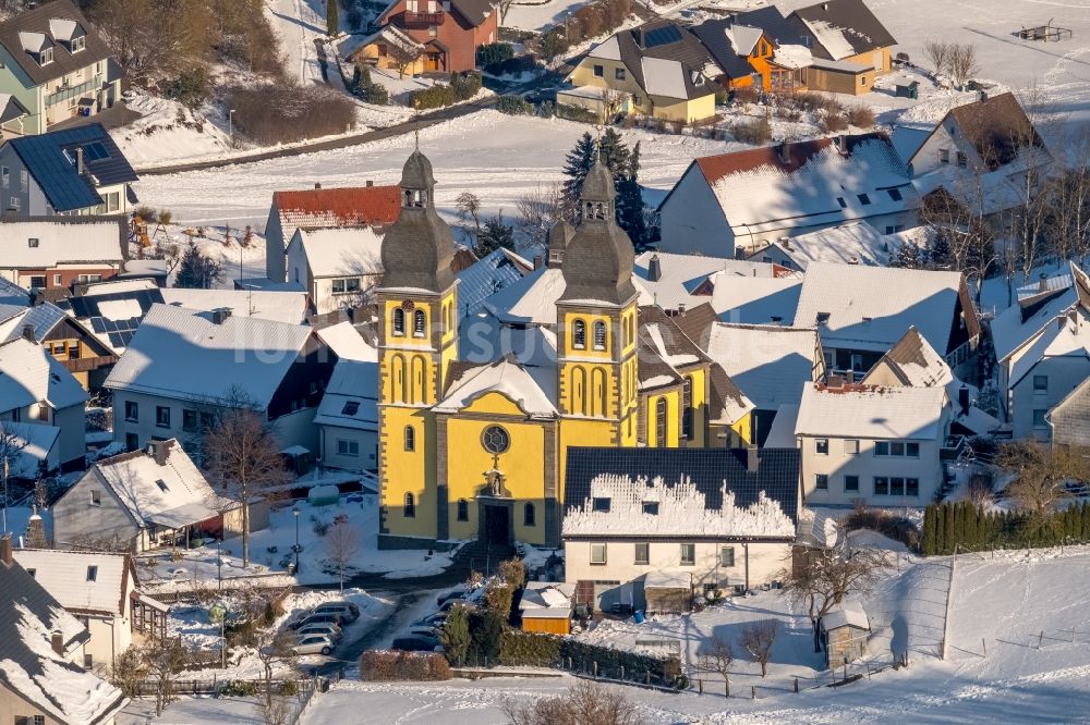 Marsberg aus der Vogelperspektive: Winterluftbild Kirchengebäude Dom Maria-Magdalena im Ortsteil Padberg in Marsberg im Bundesland Nordrhein-Westfalen