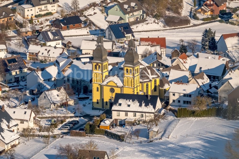 Luftbild Marsberg - Winterluftbild Kirchengebäude Dom Maria-Magdalena im Ortsteil Padberg in Marsberg im Bundesland Nordrhein-Westfalen