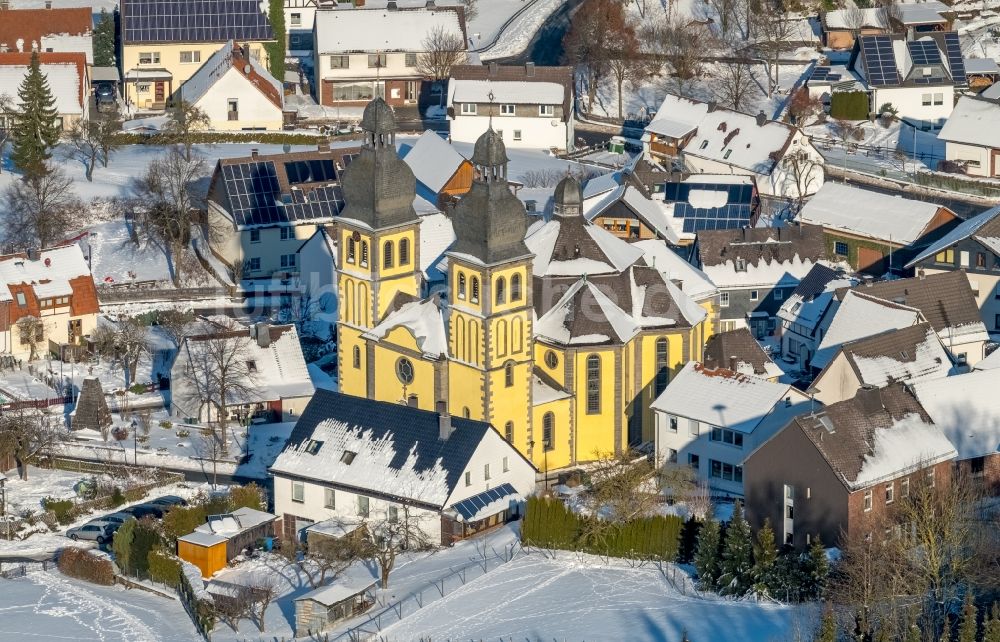 Luftaufnahme Marsberg - Winterluftbild Kirchengebäude Dom Maria-Magdalena im Ortsteil Padberg in Marsberg im Bundesland Nordrhein-Westfalen