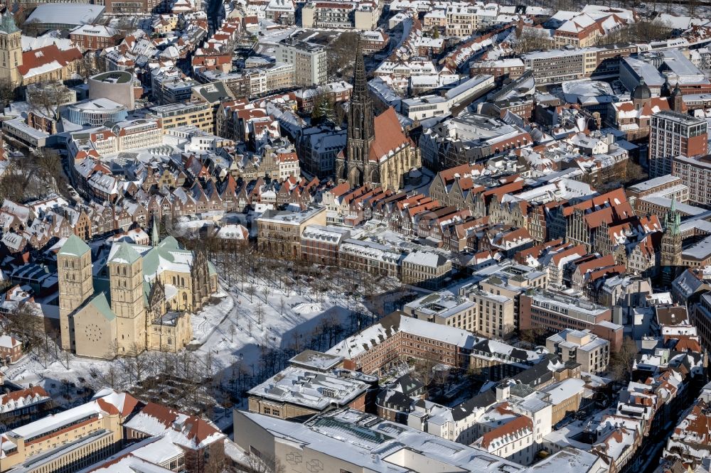 Münster aus der Vogelperspektive: Winterluftbild Kirchengebäude des Domes in der Altstadt in Münster im Bundesland Nordrhein-Westfalen, Deutschland