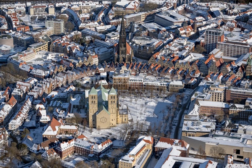 Luftbild Münster - Winterluftbild Kirchengebäude des Domes in der Altstadt in Münster im Bundesland Nordrhein-Westfalen, Deutschland