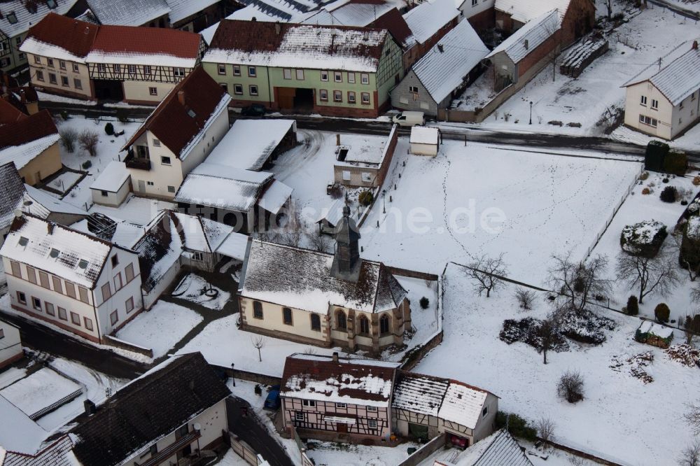 Luftbild Dierbach - Winterluftbild Kirchengebäude in der Dorfmitte in Dierbach im Bundesland Rheinland-Pfalz