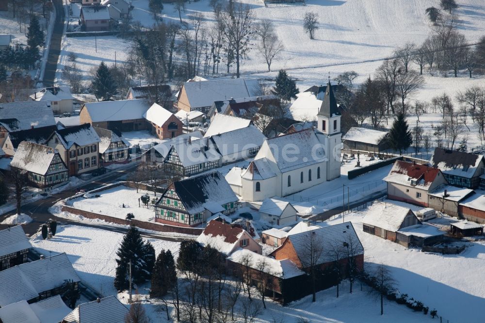 Luftbild Eberbach-Seltz - Winterluftbild Kirchengebäude in der Dorfmitte in Eberbach-Seltz in Grand Est, Frankreich