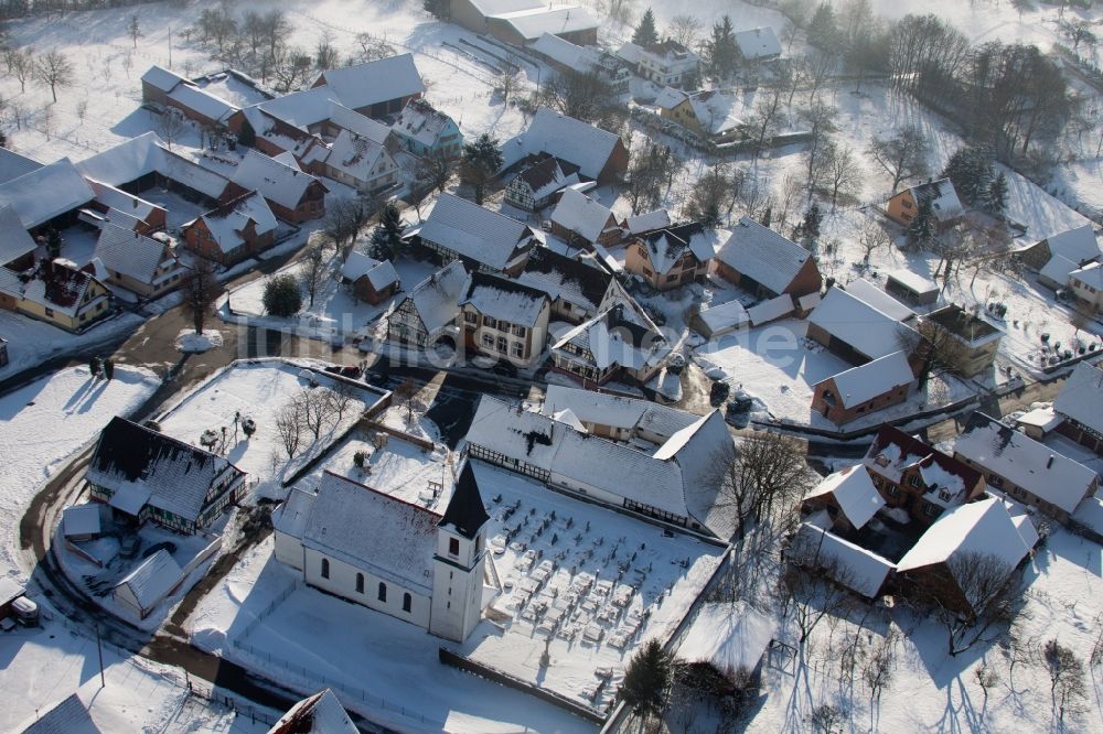 Eberbach-Seltz von oben - Winterluftbild Kirchengebäude in der Dorfmitte in Eberbach-Seltz in Grand Est, Frankreich