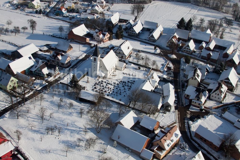 Eberbach-Seltz aus der Vogelperspektive: Winterluftbild Kirchengebäude in der Dorfmitte in Eberbach-Seltz in Grand Est, Frankreich