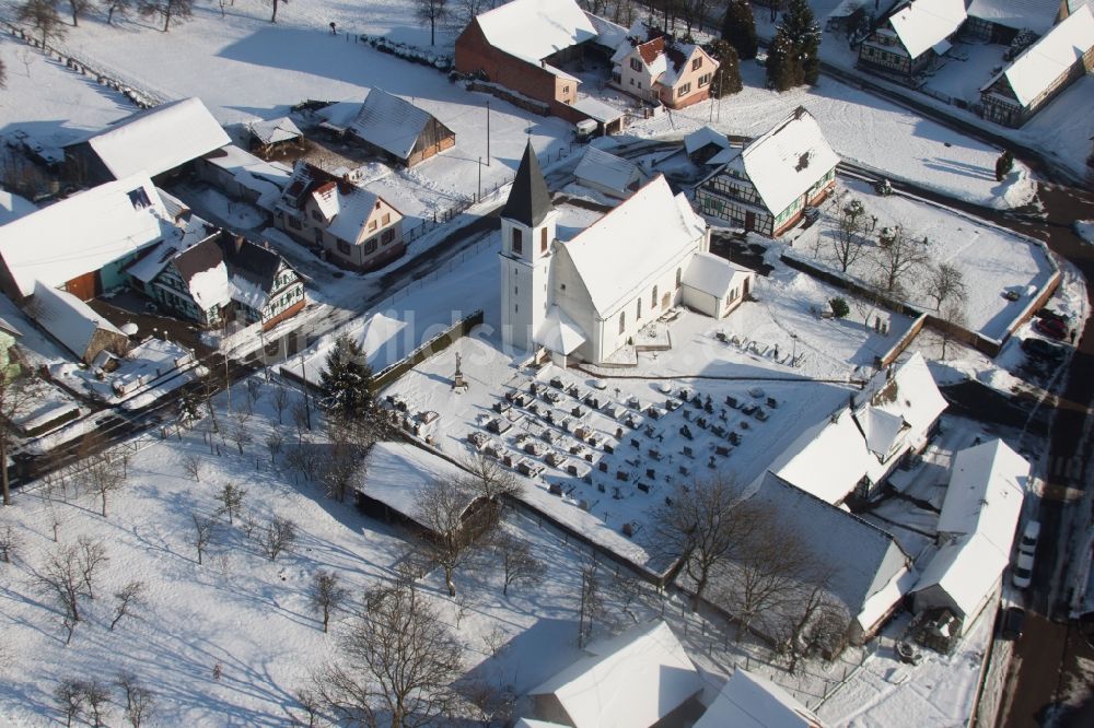 Luftbild Eberbach-Seltz - Winterluftbild Kirchengebäude in der Dorfmitte in Eberbach-Seltz in Grand Est, Frankreich