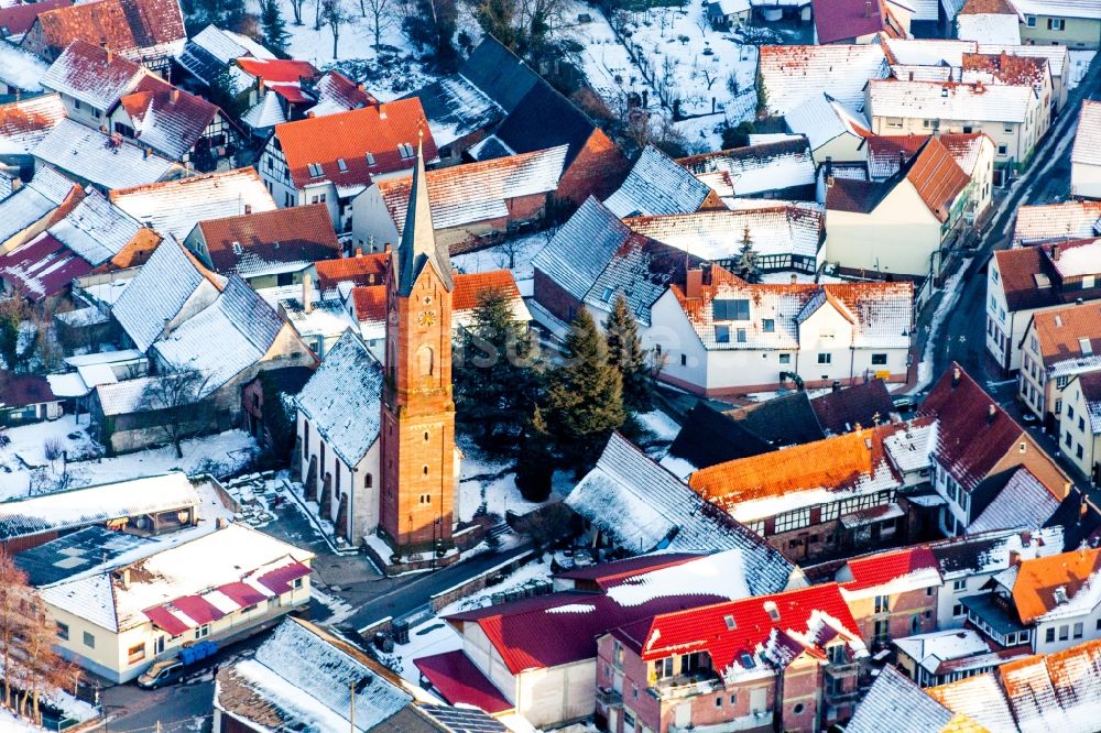 Kapellen-Drusweiler aus der Vogelperspektive: Winterluftbild Kirchengebäude in der Dorfmitte in Kapellen-Drusweiler im Bundesland Rheinland-Pfalz, Deutschland