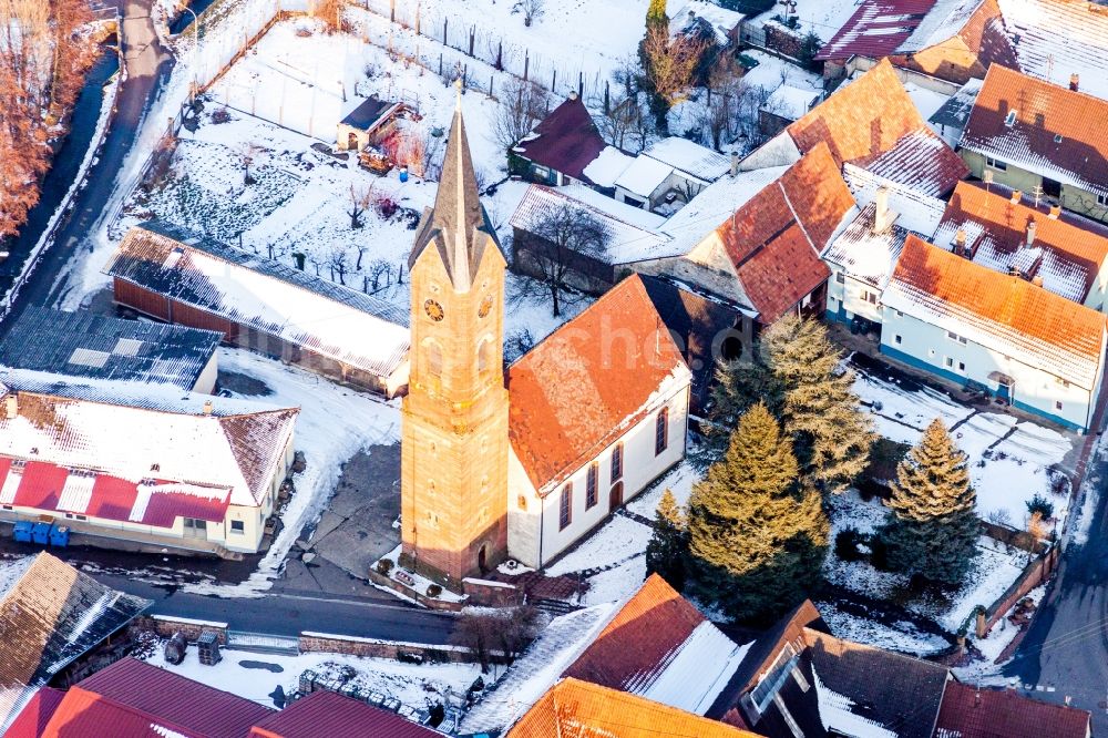 Luftbild Kapellen-Drusweiler - Winterluftbild Kirchengebäude in der Dorfmitte in Kapellen-Drusweiler im Bundesland Rheinland-Pfalz, Deutschland