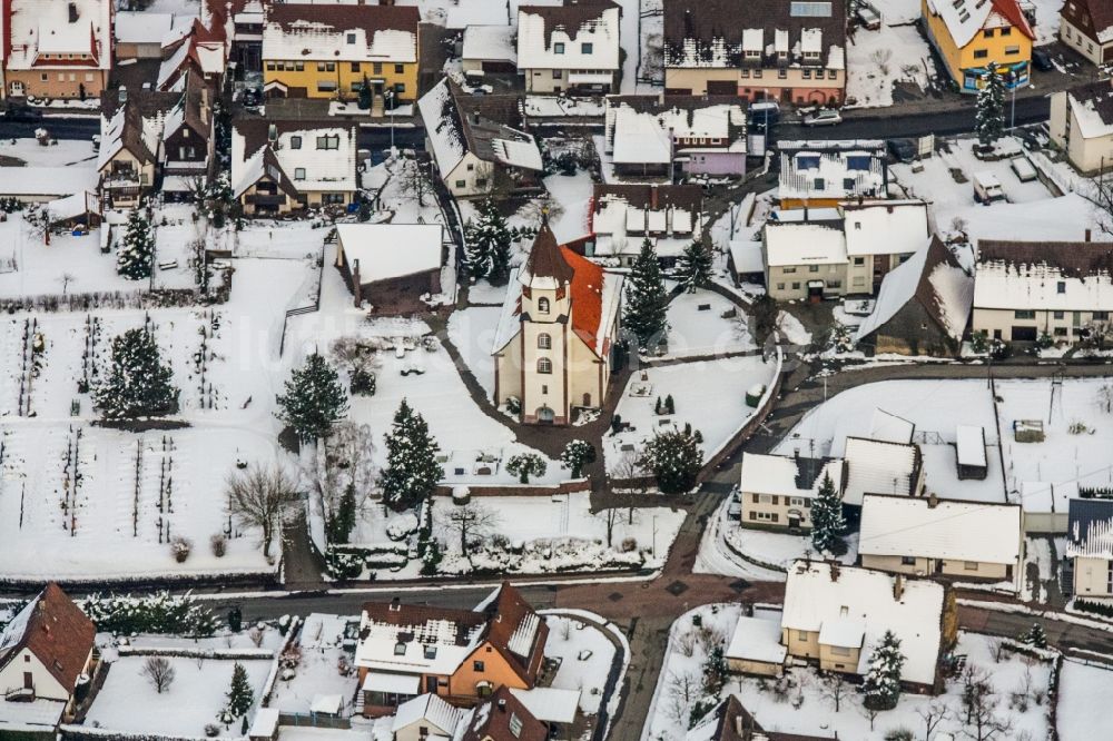 Straubenhardt aus der Vogelperspektive: Winterluftbild Kirchengebäude der Evangelischen Kirche in Ottenhausen im Bundesland Baden-Württemberg, Deutschland