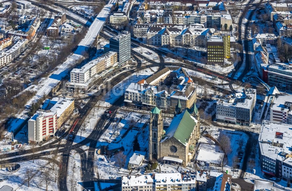 Luftbild Essen - Winterluftbild Kirchengebäude St. Gertrud in Essen im Bundesland Nordrhein-Westfalen, Deutschland