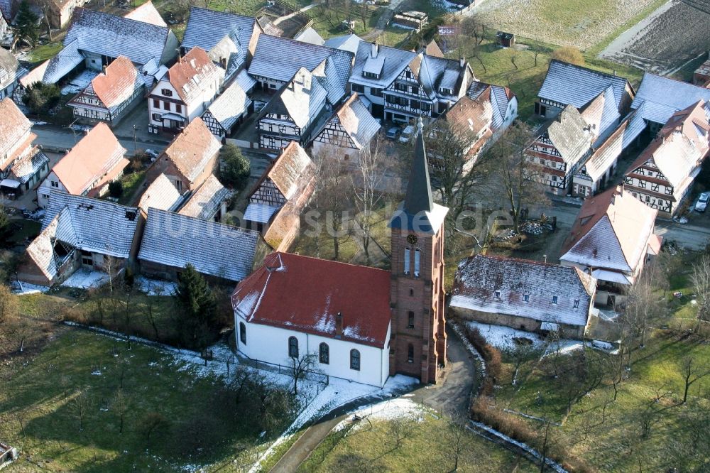 Hunspach aus der Vogelperspektive: Winterluftbild Kirchengebäude der Église Protestante de Hunspach in der Dorfmitte in Hunspach in Grand Est, Frankreich