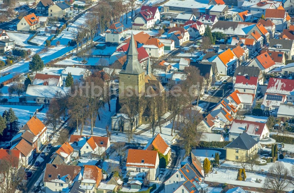 Rüthen aus der Vogelperspektive: Winterluftbild Kirchengebäude der St. Johannes Kirche in Rüthen im Bundesland Nordrhein-Westfalen