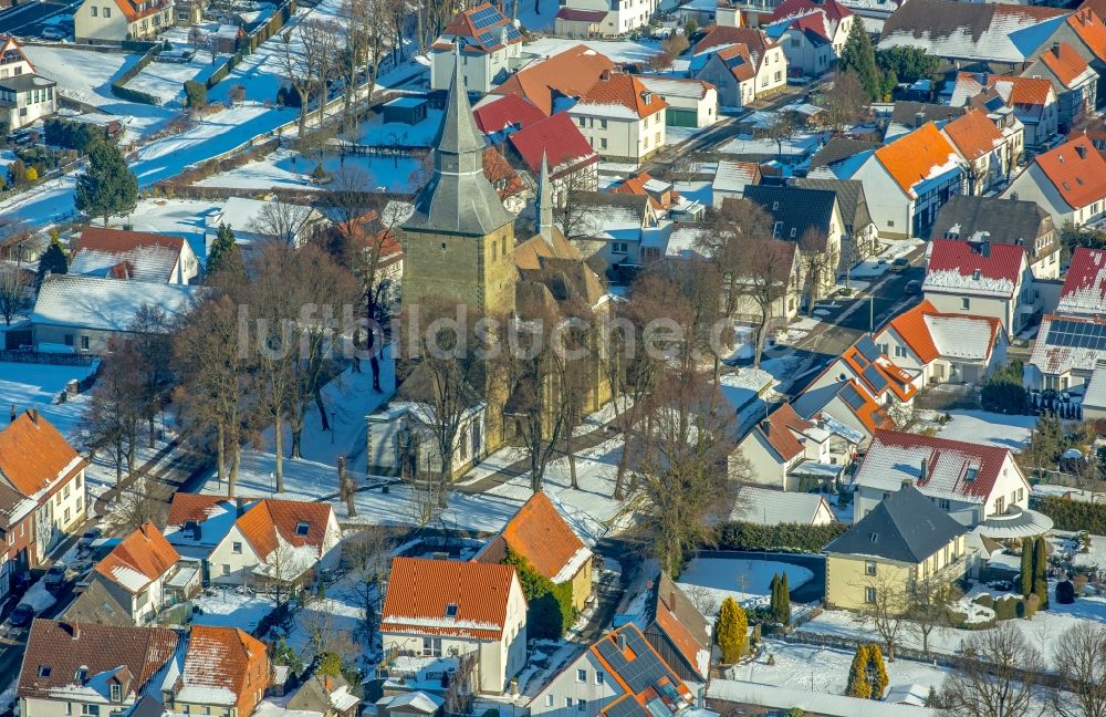 Luftbild Rüthen - Winterluftbild Kirchengebäude der St. Johannes Kirche in Rüthen im Bundesland Nordrhein-Westfalen