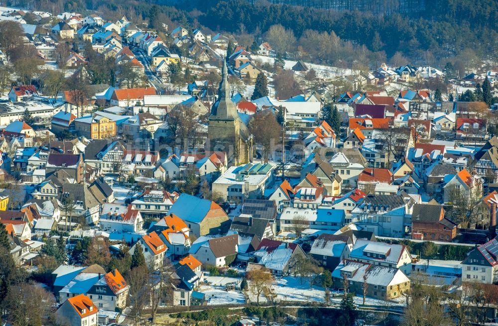 Luftaufnahme Rüthen - Winterluftbild Kirchengebäude der St. Johannes Kirche in Rüthen im Bundesland Nordrhein-Westfalen