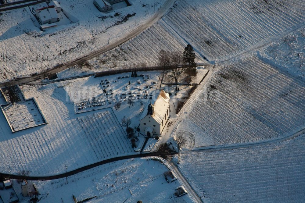 Gleiszellen-Gleishorbach von oben - Winterluftbild Kirchengebäude der Kapelle in Gleiszellen-Gleishorbach im Bundesland Rheinland-Pfalz, Deutschland