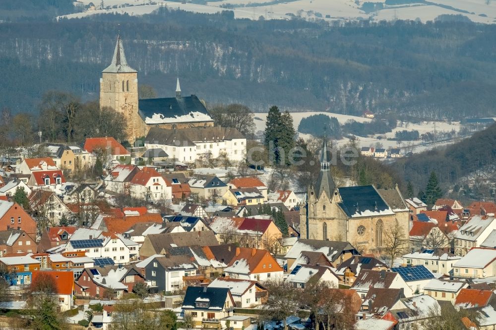 Luftaufnahme Marsberg - Winterluftbild Kirchengebäude der Kath. Probsteipfarramt Niedermarsberg Casparistraße in Marsberg im Bundesland Nordrhein-Westfalen