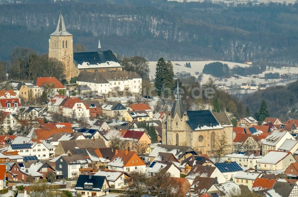 Marsberg von oben - Winterluftbild Kirchengebäude der Kath. Probsteipfarramt Niedermarsberg Casparistraße in Marsberg im Bundesland Nordrhein-Westfalen