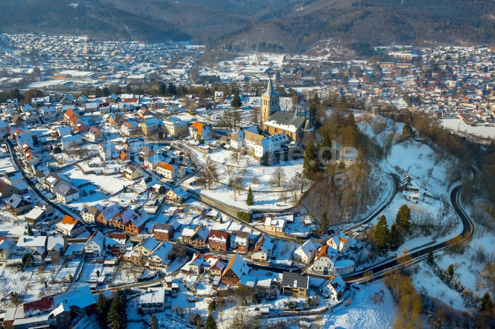 Marsberg aus der Vogelperspektive: Winterluftbild Kirchengebäude der Kath. Probsteipfarramt Niedermarsberg Casparistraße in Marsberg im Bundesland Nordrhein-Westfalen