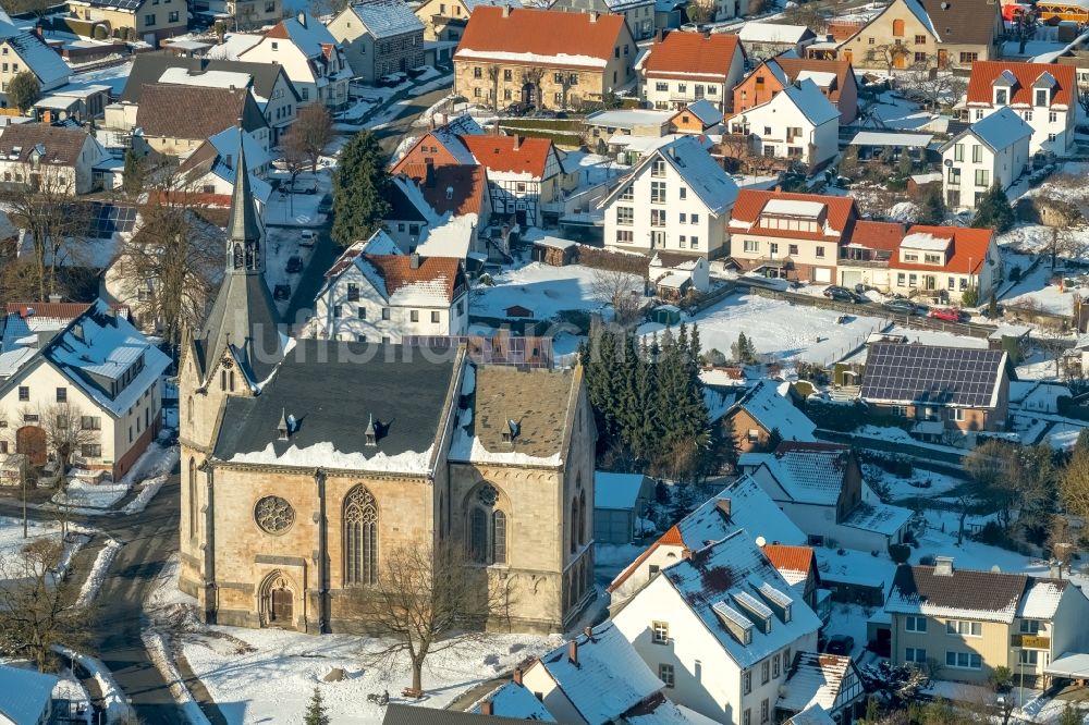 Luftbild Marsberg - Winterluftbild Kirchengebäude der Kath. Probsteipfarramt Niedermarsberg Casparistraße in Marsberg im Bundesland Nordrhein-Westfalen