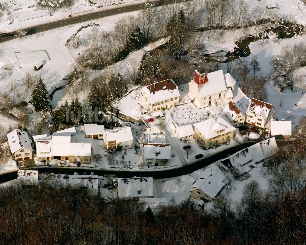 Luftbild Unterdrackenstein - Winterluftbild Kirchengebäude Katholische Pfarrkirche in Unterdrackenstein im Bundesland Baden-Württemberg, Deutschland