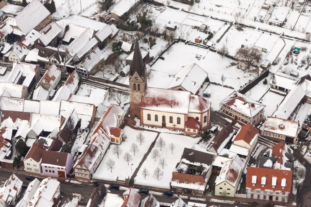 Steinweiler von oben - Winterluftbild Kirchengebäude der katholischen Kirche in der Dorfmitte in Steinweiler im Bundesland Rheinland-Pfalz, Deutschland