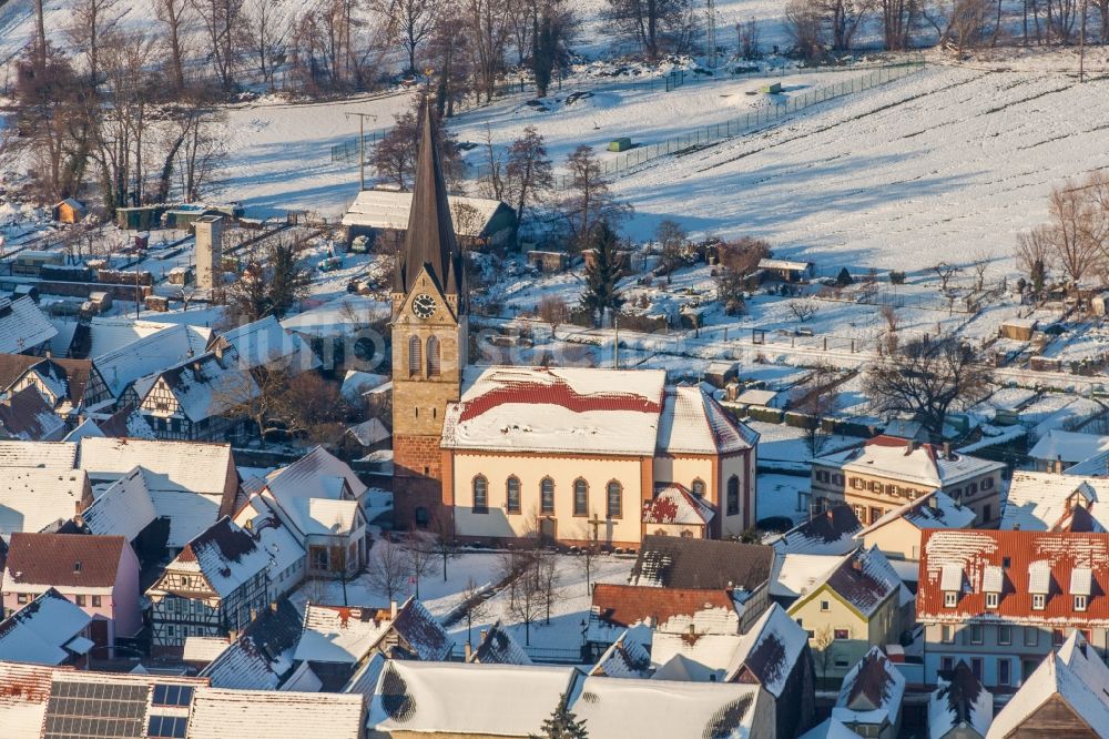 Steinweiler aus der Vogelperspektive: Winterluftbild Kirchengebäude der katholischen Kirche in der Dorfmitte in Steinweiler im Bundesland Rheinland-Pfalz, Deutschland