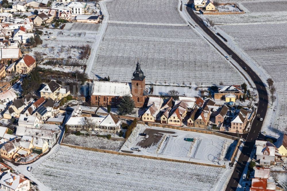 Luftaufnahme Burrweiler - Winterluftbild Kirchengebäude der Katholischen Pfarrkirche Maria Heimsuchung, Das Weinhaus Vinothek Meßmer, Ritterhof zur Rose in Burrweiler im Bundesland Rheinland-Pfalz, Deutschland