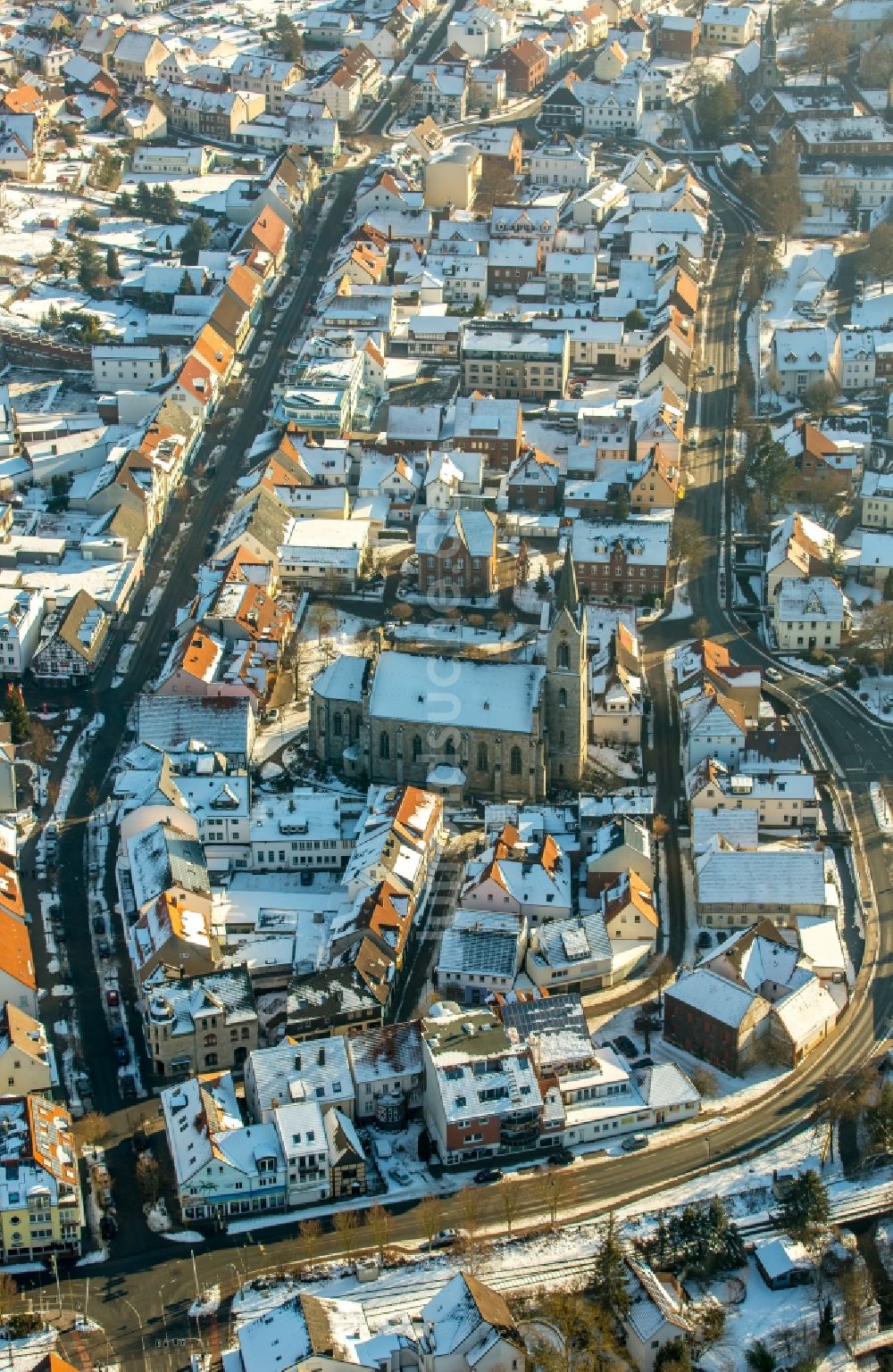 Marsberg von oben - Winterluftbild Kirchengebäude der Katholischen Probsteipfarramt Niedermarsberg in Marsberg im Bundesland Nordrhein-Westfalen