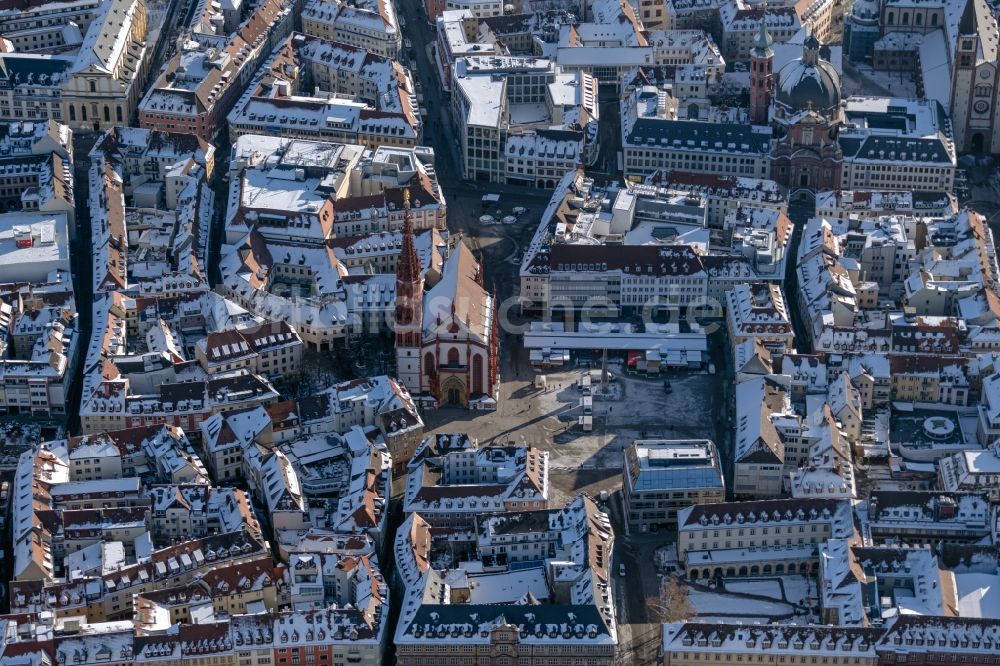 Luftbild Würzburg - Winterluftbild Kirchengebäude Marienkapelle im Altstadt- Zentrum in Würzburg im Bundesland Bayern, Deutschland