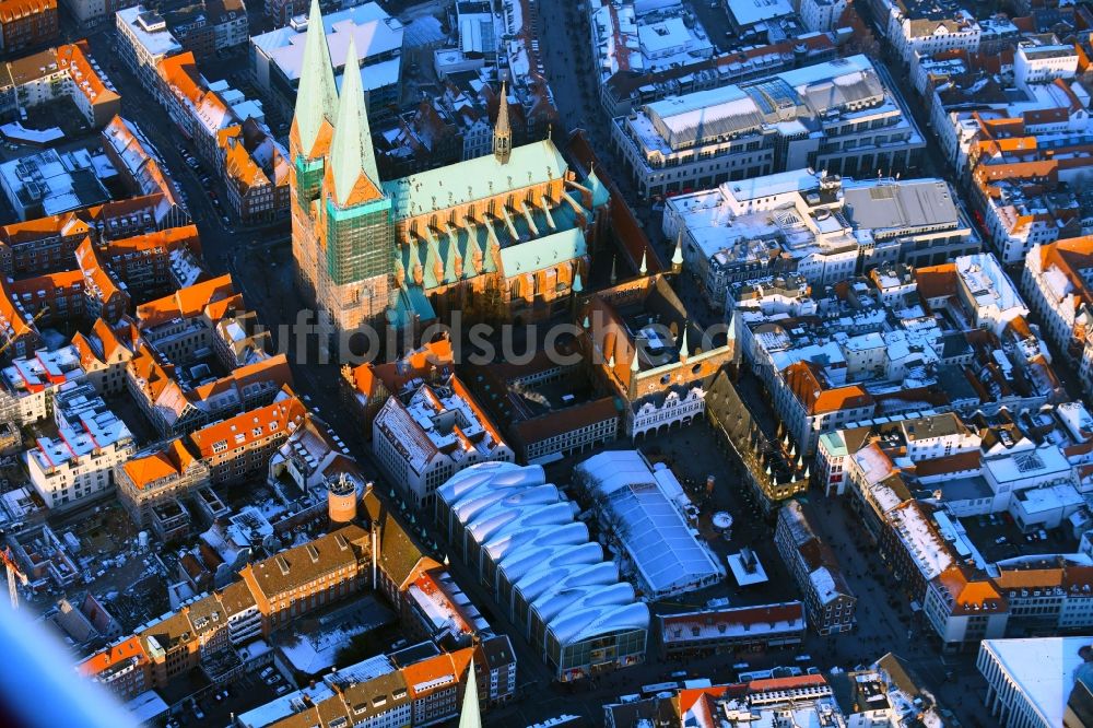 Lübeck von oben - Winterluftbild Kirchengebäude der Marienkirche in Lübeck im Bundesland Schleswig-Holstein, Deutschland