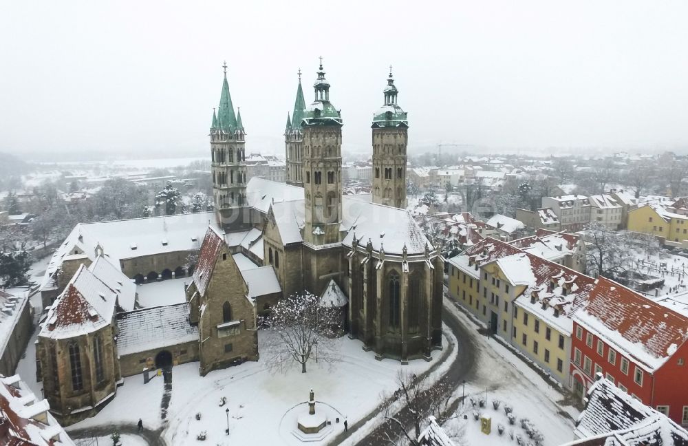 Luftaufnahme Naumburg (Saale) - Winterluftbild Kirchengebäude Naumburger Dom am Domplatz in Naumburg (Saale) im Bundesland Sachsen-Anhalt, Deutschland