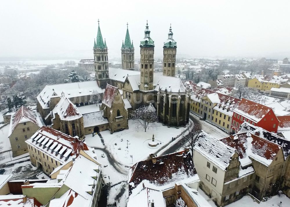 Naumburg (Saale) von oben - Winterluftbild Kirchengebäude Naumburger Dom am Domplatz in Naumburg (Saale) im Bundesland Sachsen-Anhalt, Deutschland