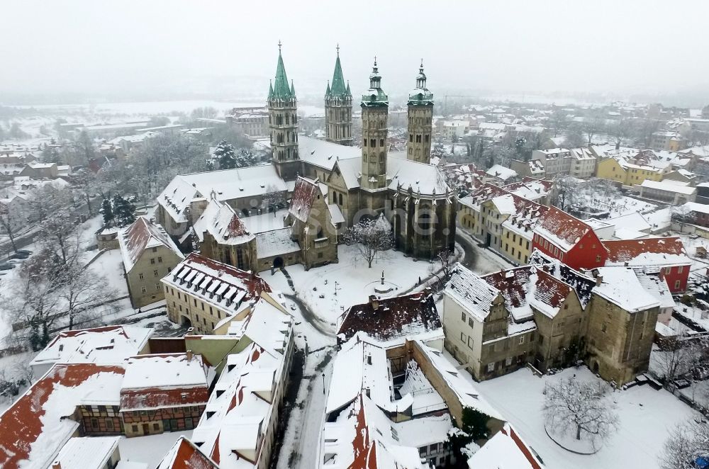 Naumburg (Saale) aus der Vogelperspektive: Winterluftbild Kirchengebäude Naumburger Dom am Domplatz in Naumburg (Saale) im Bundesland Sachsen-Anhalt, Deutschland