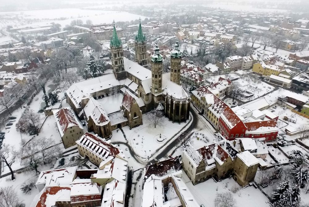 Luftaufnahme Naumburg (Saale) - Winterluftbild Kirchengebäude Naumburger Dom am Domplatz in Naumburg (Saale) im Bundesland Sachsen-Anhalt, Deutschland