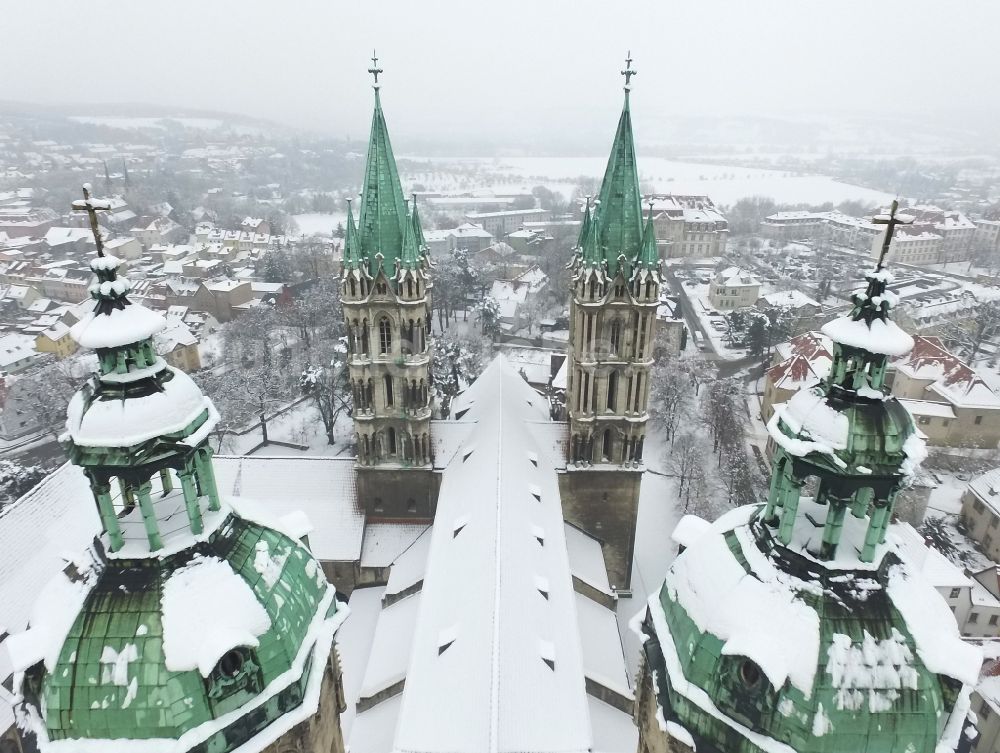 Naumburg (Saale) von oben - Winterluftbild Kirchengebäude Naumburger Dom am Domplatz in Naumburg (Saale) im Bundesland Sachsen-Anhalt, Deutschland