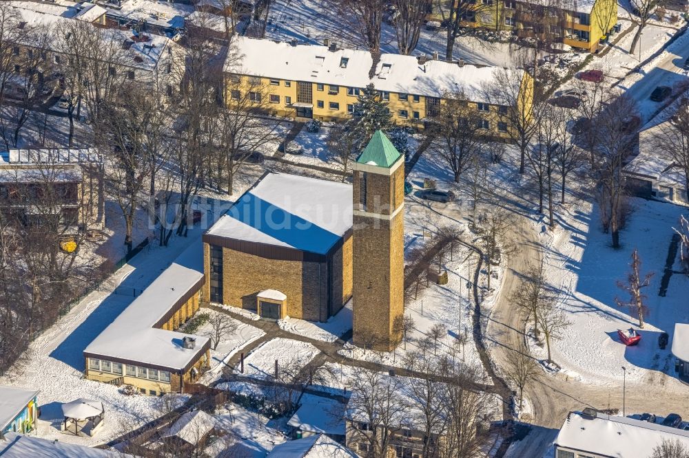 Luftbild Unna - Winterluftbild Kirchengebäude der Paul-Gerhardt-Kirche an der Fliederstraße in Unna im Bundesland Nordrhein-Westfalen, Deutschland