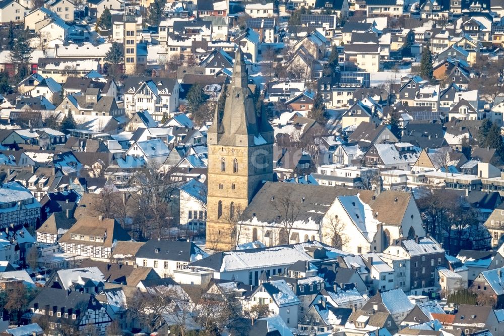 Luftbild Brilon - Winterluftbild Kirchengebäude Petrusstraße - Schulstraße im Altstadt- Zentrum in Brilon im Bundesland Nordrhein-Westfalen