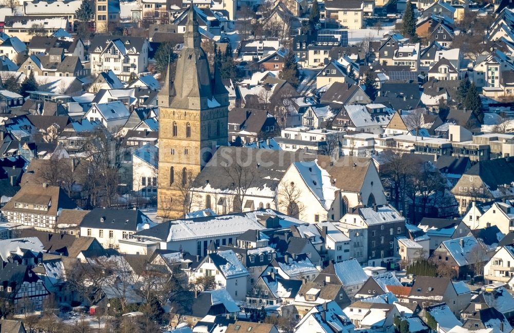 Luftaufnahme Brilon - Winterluftbild Kirchengebäude Petrusstraße - Schulstraße im Altstadt- Zentrum in Brilon im Bundesland Nordrhein-Westfalen