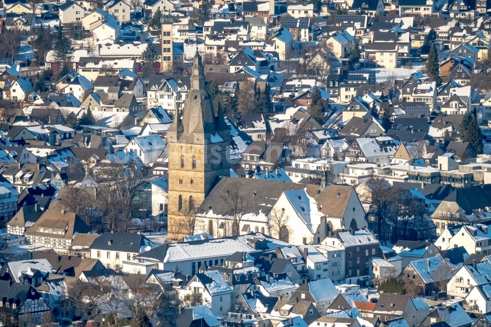 Brilon von oben - Winterluftbild Kirchengebäude Petrusstraße - Schulstraße im Altstadt- Zentrum in Brilon im Bundesland Nordrhein-Westfalen