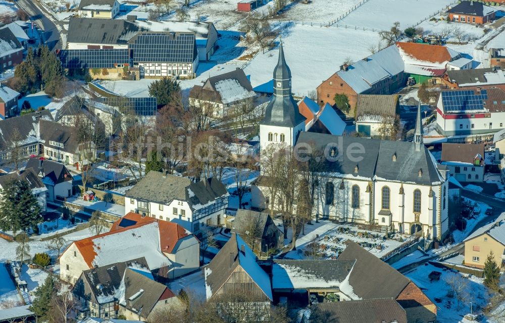 Luftbild Altenrüthen - Winterluftbild Kirchengebäude der Pfarrkirche St. Gervasius und St. Protasius in Altenrüthen im Bundesland Nordrhein-Westfalen