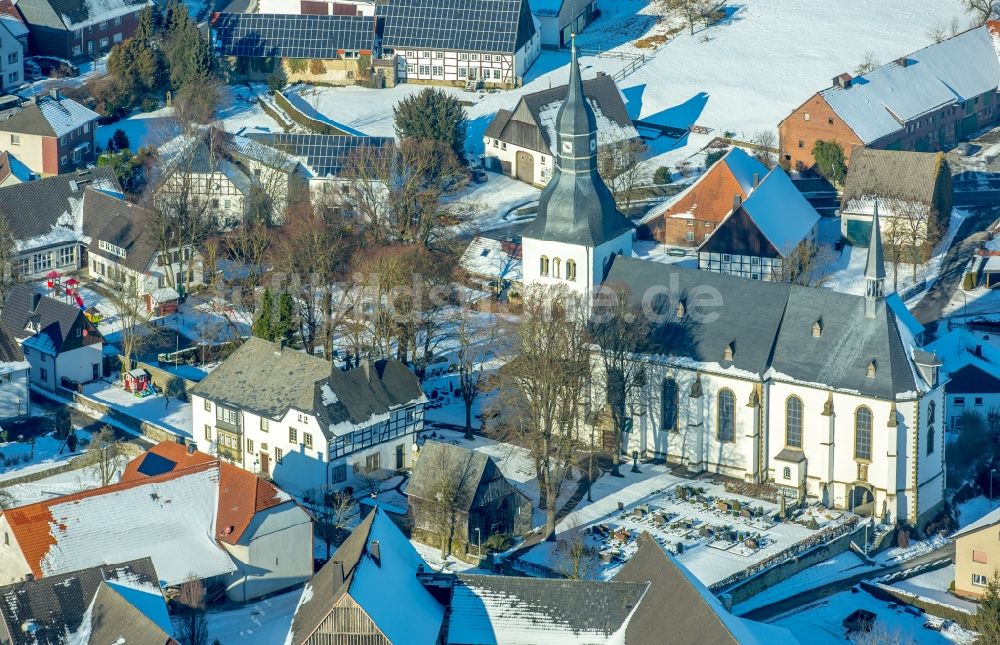 Luftaufnahme Altenrüthen - Winterluftbild Kirchengebäude der Pfarrkirche St. Gervasius und St. Protasius in Altenrüthen im Bundesland Nordrhein-Westfalen