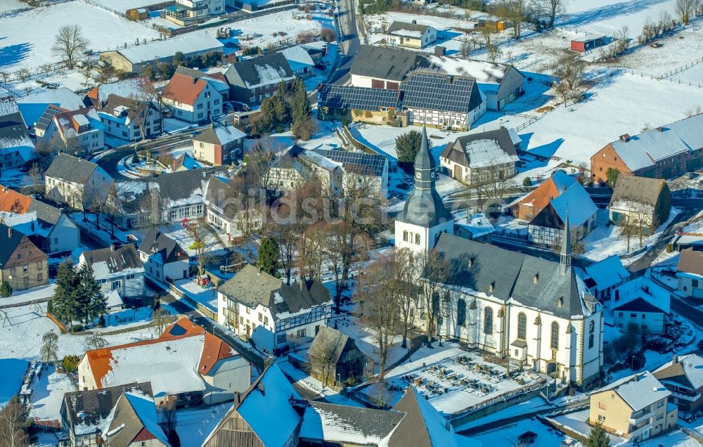 Altenrüthen von oben - Winterluftbild Kirchengebäude der Pfarrkirche St. Gervasius und St. Protasius in Altenrüthen im Bundesland Nordrhein-Westfalen